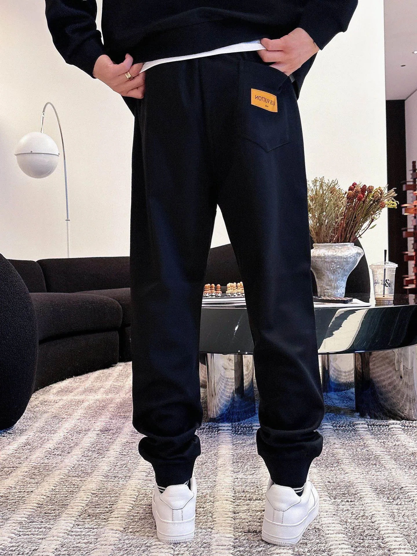 [LV Louis Vuitton] Hot-selling suit is coming. Focus on the original version of the official website. 2025 new hot-selling cardigan and sweatshirt suit. The original order is the best 🇭🇰. It is the meticulous work of top designers. It has a fitting and perfect upper body effect. All-natural high-quality Tencel Roman cotton 100%, close-fitting comfort, noble and elegant! Original hardware embodies elegance and nobility! Counter size: M-3XL (maximum wear up to 190 pounds)